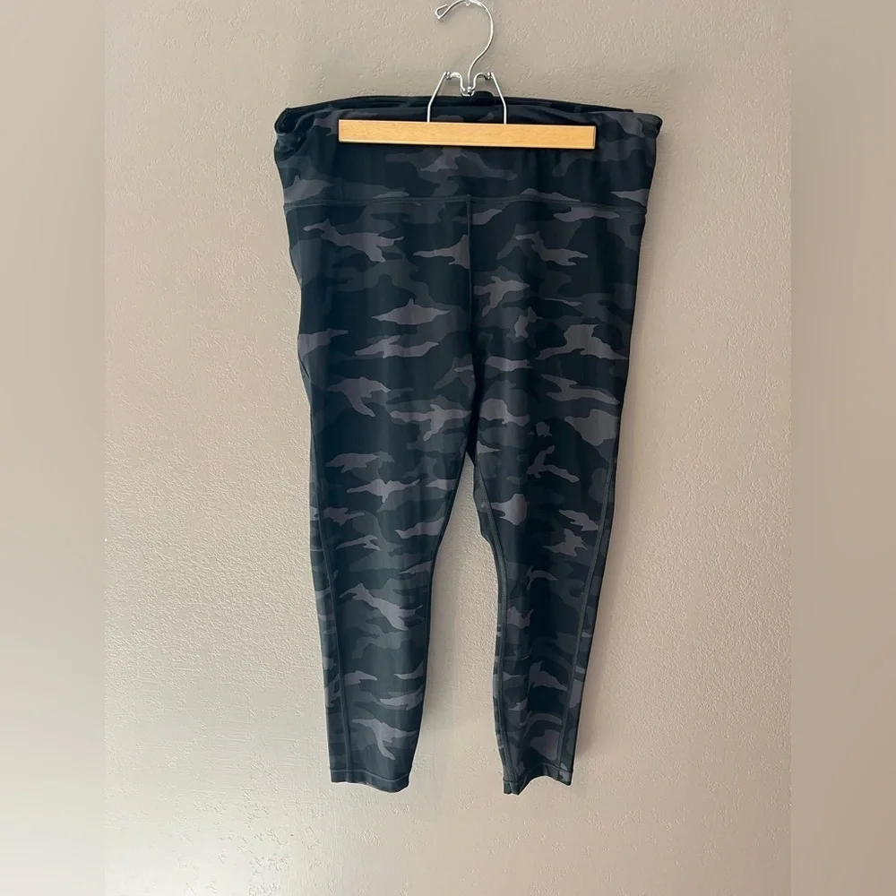 Athleta Ultimate 7/8 Camo Legging - Picture 1 of 11